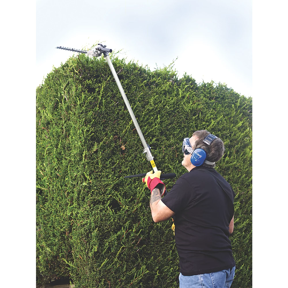 Taille-haie Et Coupe-bordures Thermique 2-en-1 à Manche Courbé Titan TTL488GDO 25Ch 3 Taille-haie Et Coupe-bordures Thermique 2-en-1 à Manche Courbé Titan TTL488GDO 25Ch – Image 3